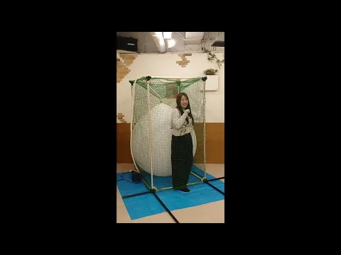 駕籠に入って巨大風船割り(別角度から撮影)