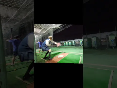 低めの対応が女子高生を襲う?Girl's low-ball catching routine #shorts #野球 #baseball #trending #jk #野球女子 #TikTok #야구