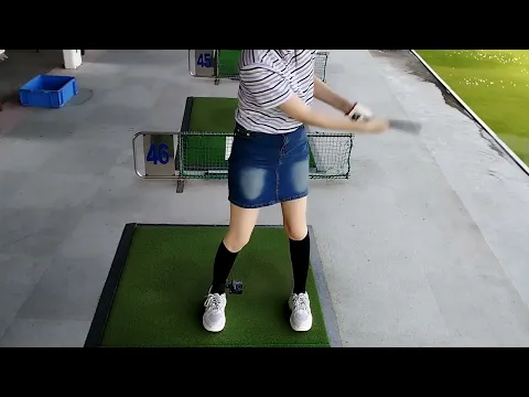 白色ぱんちゅーぶ(那須島なず菜)ローアングルの逆さ撮りゴルフ パンチラ女子