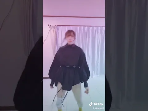 【TikTok】パンツ見えてる