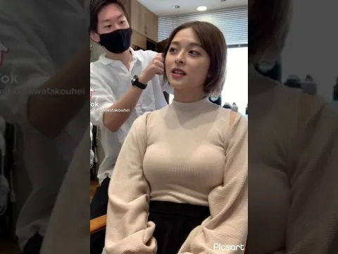 美容師が鏡越しに巨乳を見ないように意識しているが 巨乳美女はそれを見抜いている