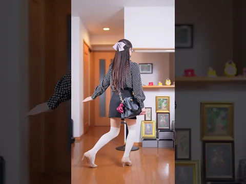 水玉ブラウスと黒のミニスカートと白のニーソックスのコーデ