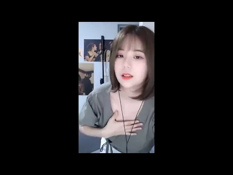 【TikTok】前屈みでチラ見せ…