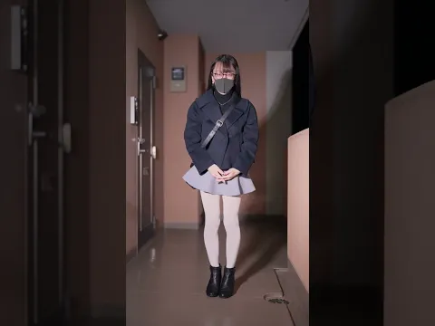 グレーのフレアミニスカートに色々な色のタイツ